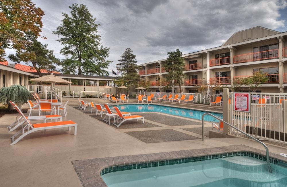 Ashland Hills Hotel&Suites Exteriér fotografie