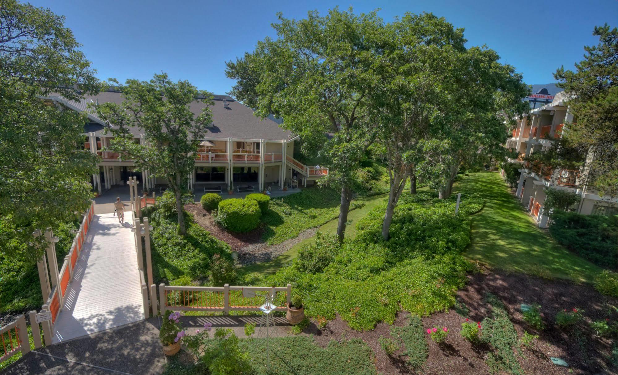 Ashland Hills Hotel&Suites Exteriér fotografie