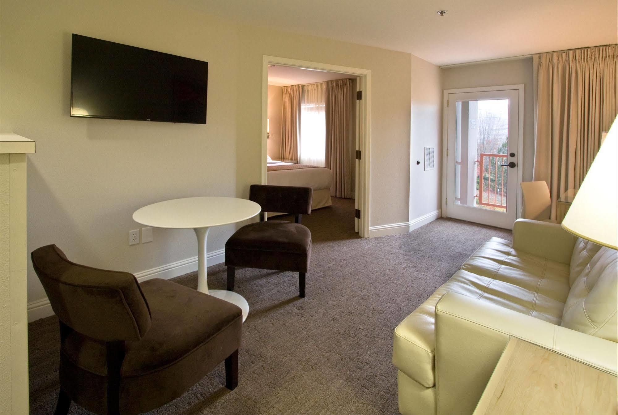 Ashland Hills Hotel&Suites Exteriér fotografie